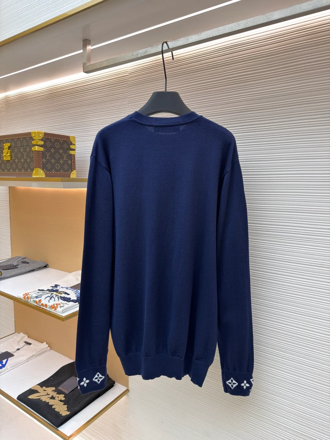 LOUIS VUITTON cuff jacquard cashmere sweater ●Original version: 15100 purchased and developed ●Item number: 1681849-A75 ●Fabric: wool blended fabric ●Technology: jacquard knitting ●Color: treasure color ●Version: fitted version ●Weight: about 395 grams ●Size: S-M-L-XL ●Description: Made of 55% cashmere fabric with 45% cotton. The fabric is soft and comfortable and does not cling to the upper body. The three-dimensional and stylish version can be worn outside or as a base layer. The fabric is washed frequently to fix the pattern and color. The jacquard is made of professional point jacquard on wool looms imported from Germany, and is reproduced from the original 1:1 scanned pattern. This round-neck pullover is made of soft cashmere in trendy tones and features Monogram elements on the ribbed knitted cuffs. It goes well with a variety of looks. The overall wiring is straight and delicate, the fabric is comfortable and soft, and the color is consistent without color difference. It can be matched with the same style to create a fashionable look and control various occasions. Customized accessories, complete with three standards, same style for men and women!